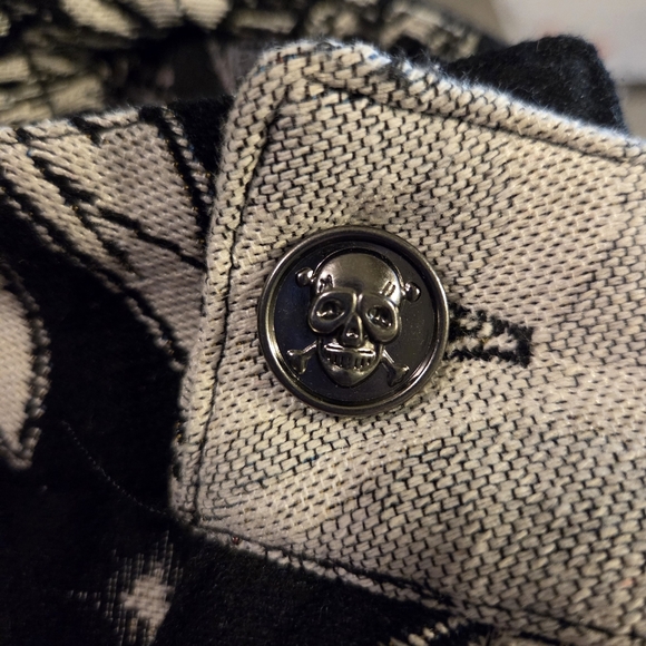 NWT Rebel Skulls w/Wings Thick Tapestry 5-Pkt Clay & Black Fringed Shorts. Goth - Picture 6 of 7